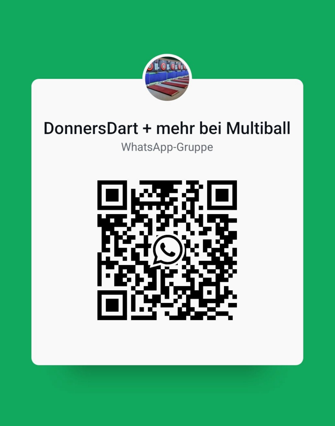 Ein WhatsApp Gruppen QR Code für DonnersDart mehr bei Multiball auf grünem Hintergrund