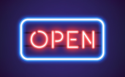 Leuchtendes OPEN-Schild in Neonfarben auf dunklem Hintergrund strahlt einladend