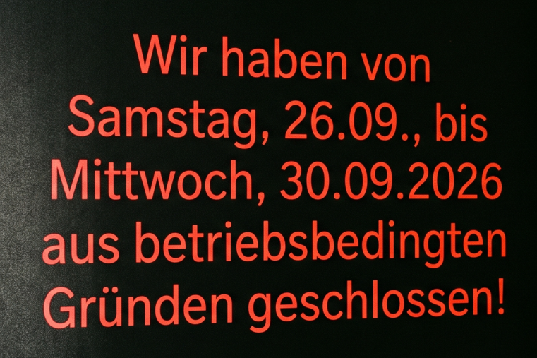 Roter Text auf schwarzem Grund kuendigt eine Betriebsschliessung im September an